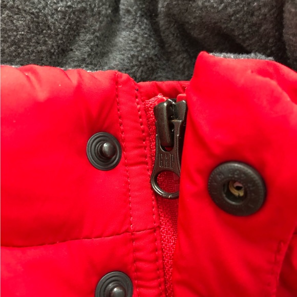 SOLD - GAP Red Warm Fall Winter Puffer Snap Pocket Full Zipper Puffy Vest Size 5 - Picture 6 of 12